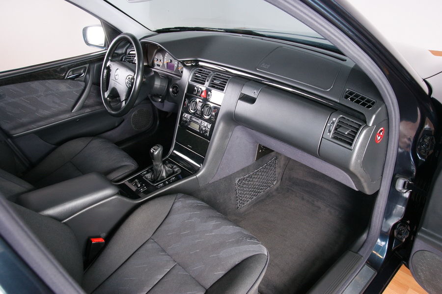 MERCEDES BENZ. E 240 "AVANTGARDE". | Automocio Pere